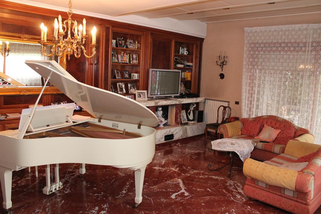 La Casa Della Musica Bed and Breakfast Τσιαμπίνο Δωμάτιο φωτογραφία